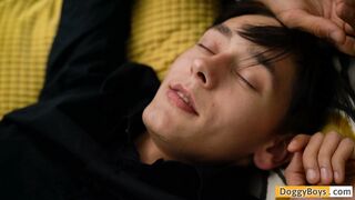 Hung boy Leo in a bareback twink surprise